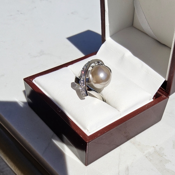 Silver and Cream Pearl Ring with Leaf Design - Picture 2 of 9